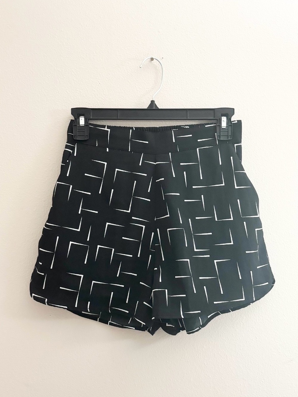 5/$25 🩷 Pieces Black Geometric Print Women's Shorts